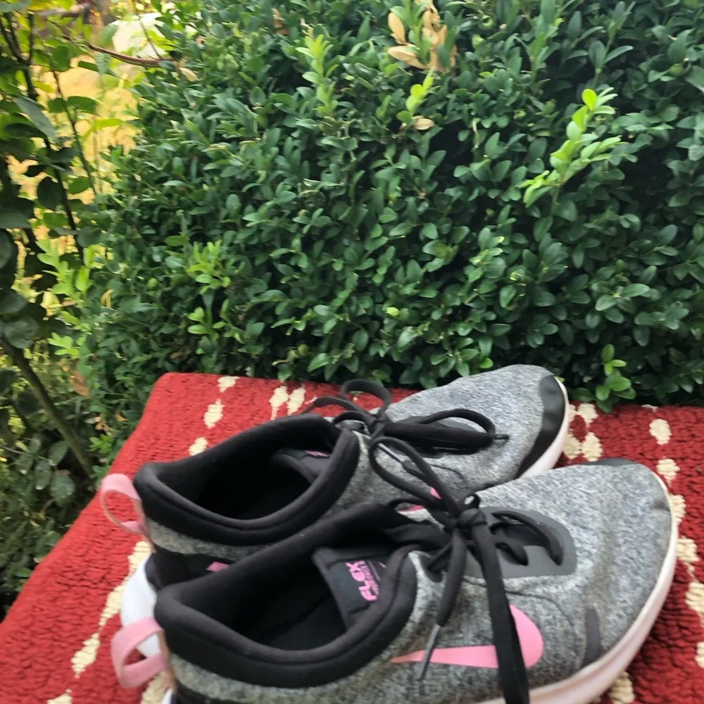 Nike Flex8 Women’s Gray & Pink Athletic Training Sneakers Size 8.5W